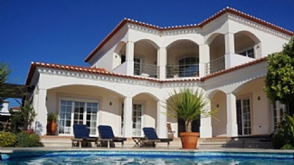 Praia del Rei Villa | Stunning Luxurious Spacious 4 bedroom Villa With pool and Jacuzzi.