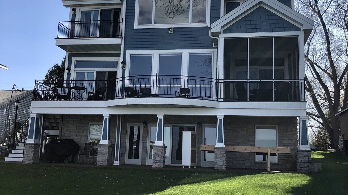 Markesan House | Stunning luxury 7 Bedroom Green Lake home on private lakefront