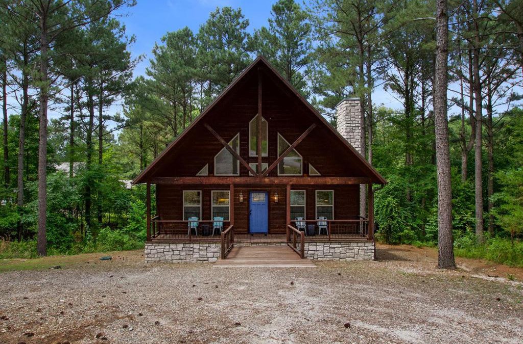 Broken Bow House | Stunning Luxury Cabin w Hot Tub and Fire Pit Holy Shiplap is Perfect Romantic Couples Getaway