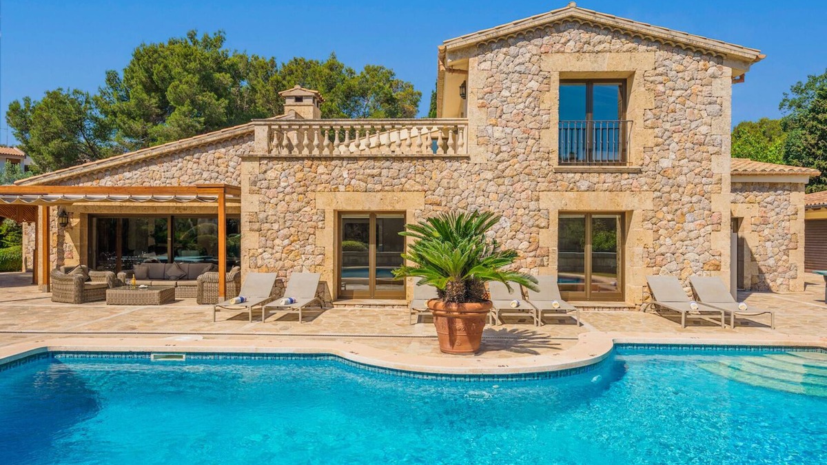 Puerto de Pollensa Villa | Stunning luxury beach villa for 12 with private swimming pool in Puerto Pollensa
