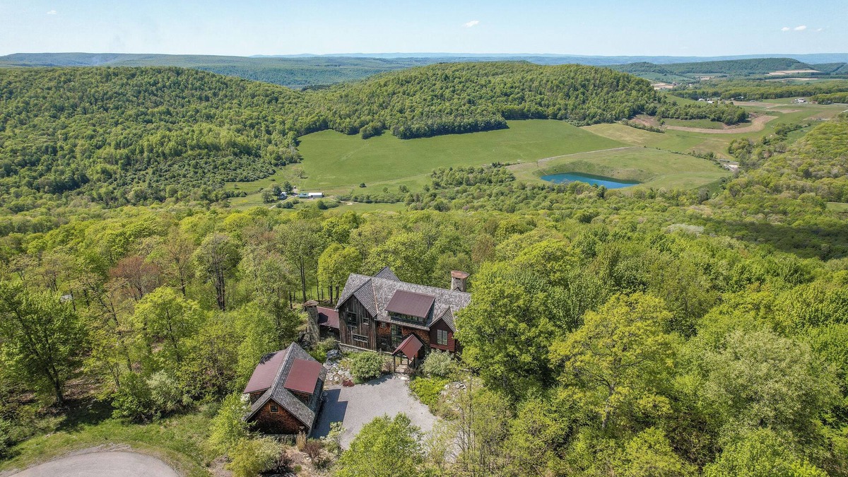 McHenry House | Stunning Luxury Home! Direct Ski Access and Hot Tub