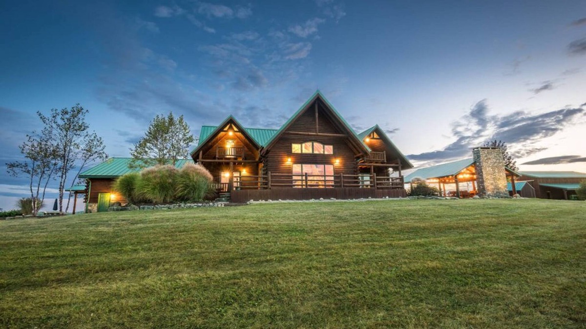Keene House | Stunning Luxury Lodge in the Heart of Ohio- 7000 square feet of enjoyment!
