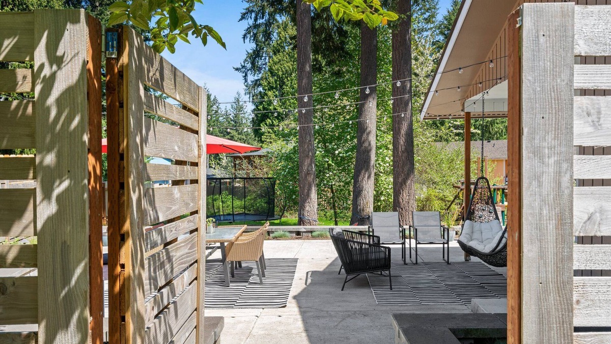 Lacey House | Stunning MCM in Lacey Sleeps 8+AC