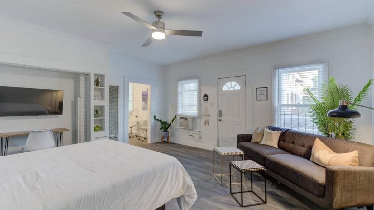 Central Gardens Apartment | Stunning Memphis' Neighborhood-Guest House Retreat