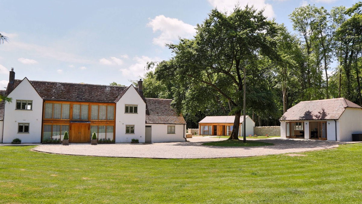 Longborough House | Stunning, Modern, Spacious House With Heated Private Pool In The Centre Of T