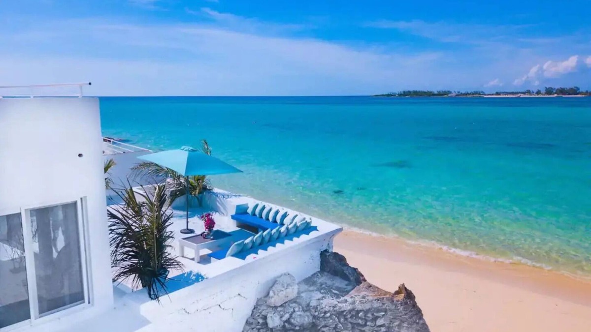 Nassau Villa | Stunning, Modern & Bright Beachfront Villa