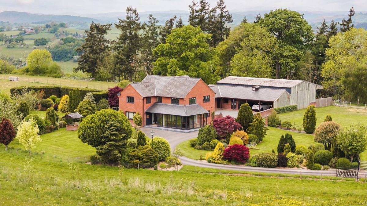 Cyfronydd House | Stunning modern farmhouse retreat perched on a private hilltop in North Wales
