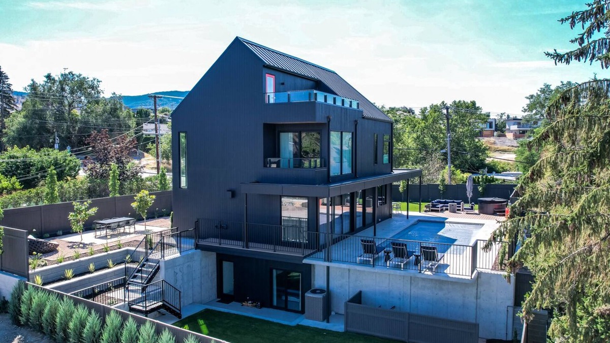 Okanagan-Similkameen House | Stunning Modern Farmhouse in Perfect Location (Business Licence No. 00114661)