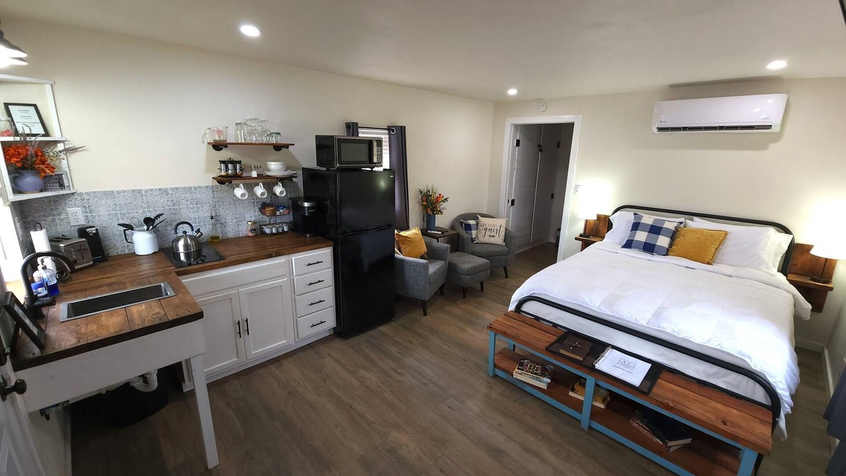 Electra Cottage | Stunning Modern Farmhouse Studio Cottage!