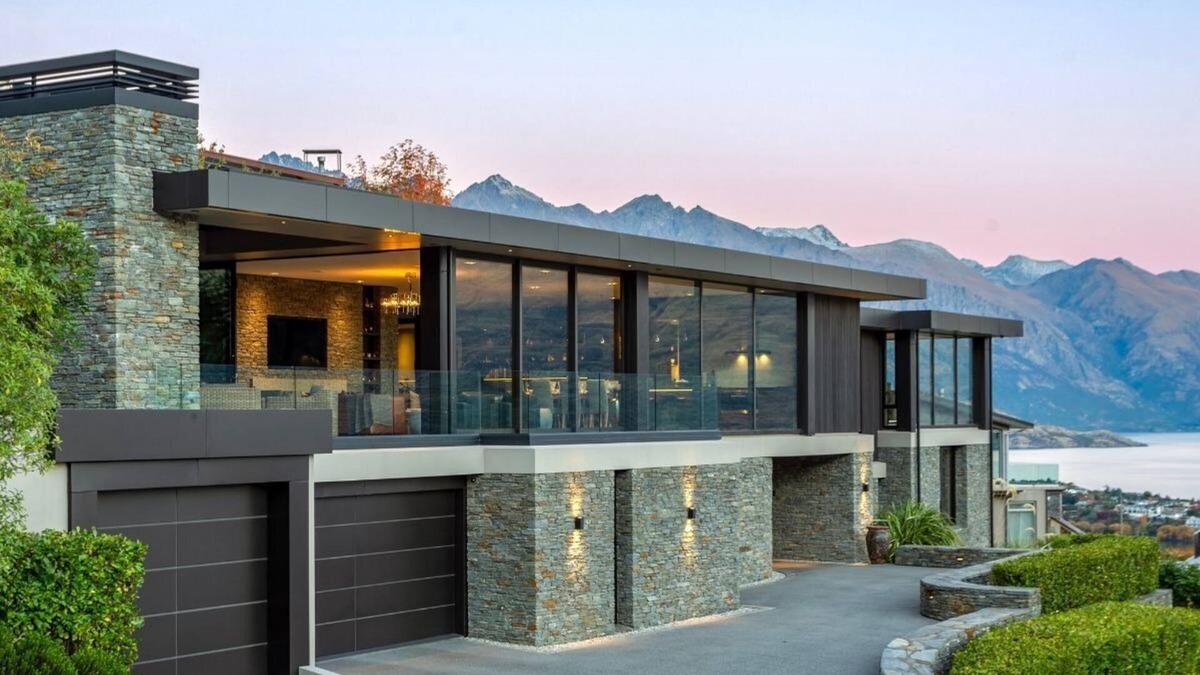 Queenstown House | Stunning Modern Home by MajorDomo Overlooking Queenstown Bay