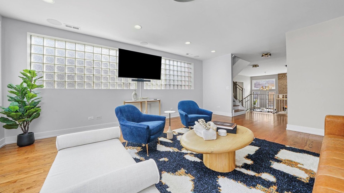 Noble Square House | Stunning MODERN Home Downtown/RiverWest Close to Fulton Market & United Center