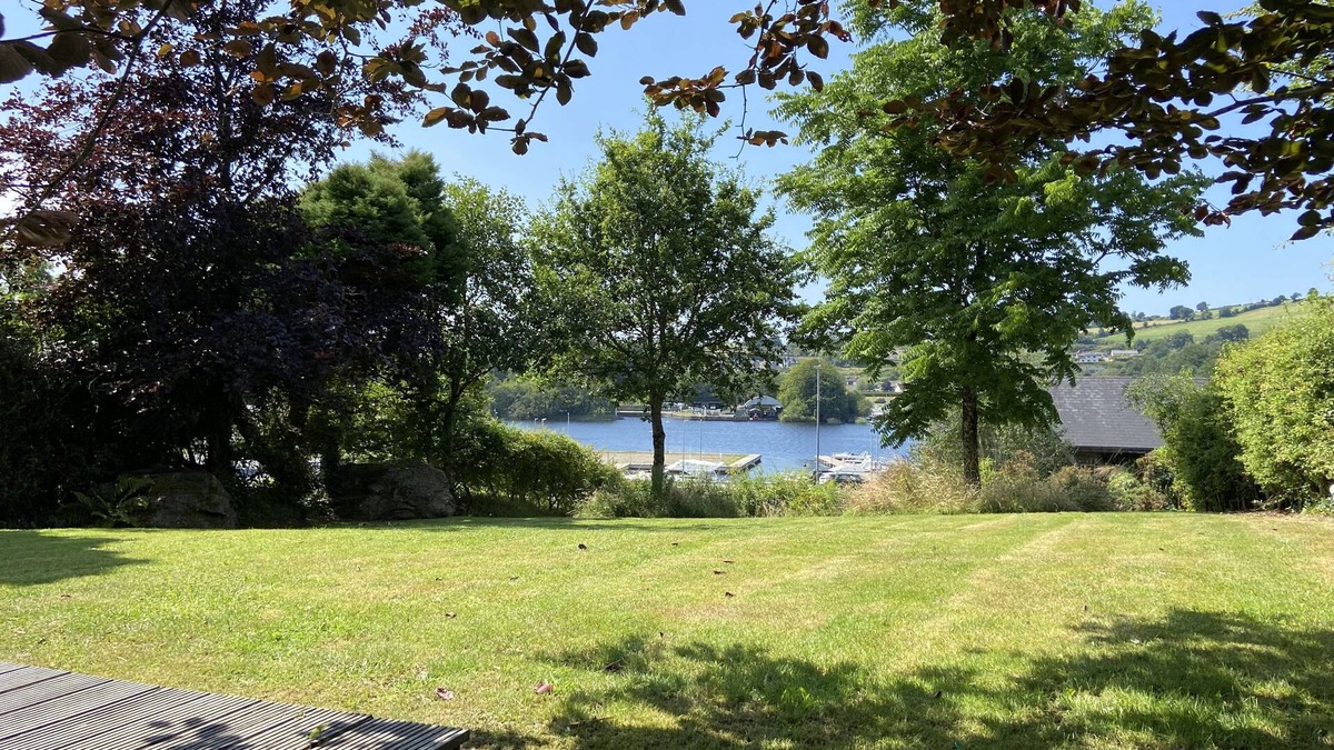 Ballina House | Stunning Modern Home In Lakeside Village Location
