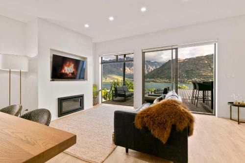 Frankton House | Stunning & modern home with fantastic lake views