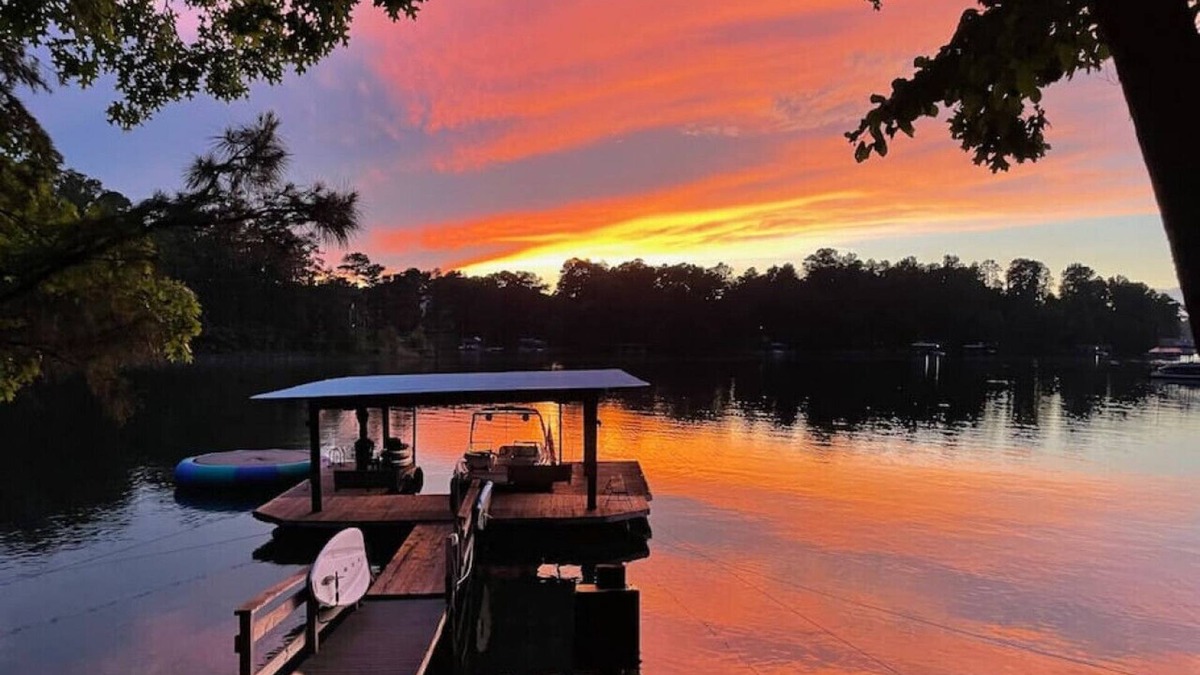 Buford House | Stunning Modern Lakefront Fun, Swim, Paddleboard