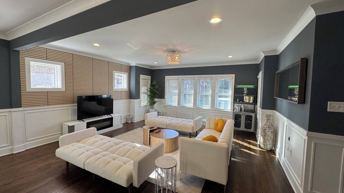 Oak Park House | Stunning Modern & Spacious Sleeps 16 in Forest Park