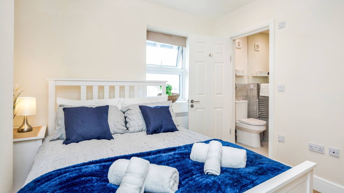 Stockcross Apartment | Stunning, Modern, Spacious Flat with Free Parking, Rural