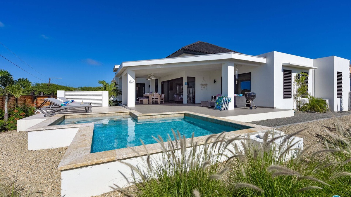 Noord Villa | Stunning Modern Villa - 2 min drive to Palm Beach -private pool - amazing view!