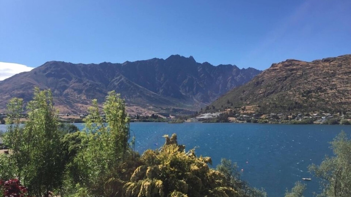 Frankton House | Stunning Mountain and Lake Views