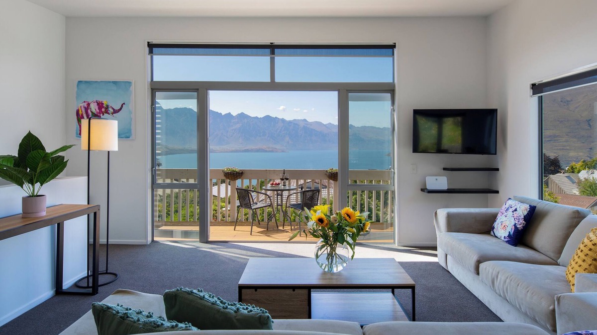 Fernhill House | Stunning mountain and lake views