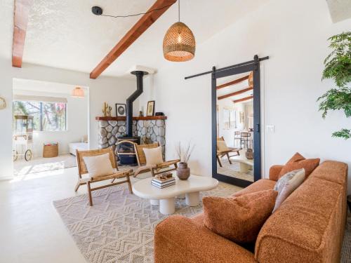 Morongo Valley House | Stunning Mountain View Desert Home, Fire Pit, BBQ