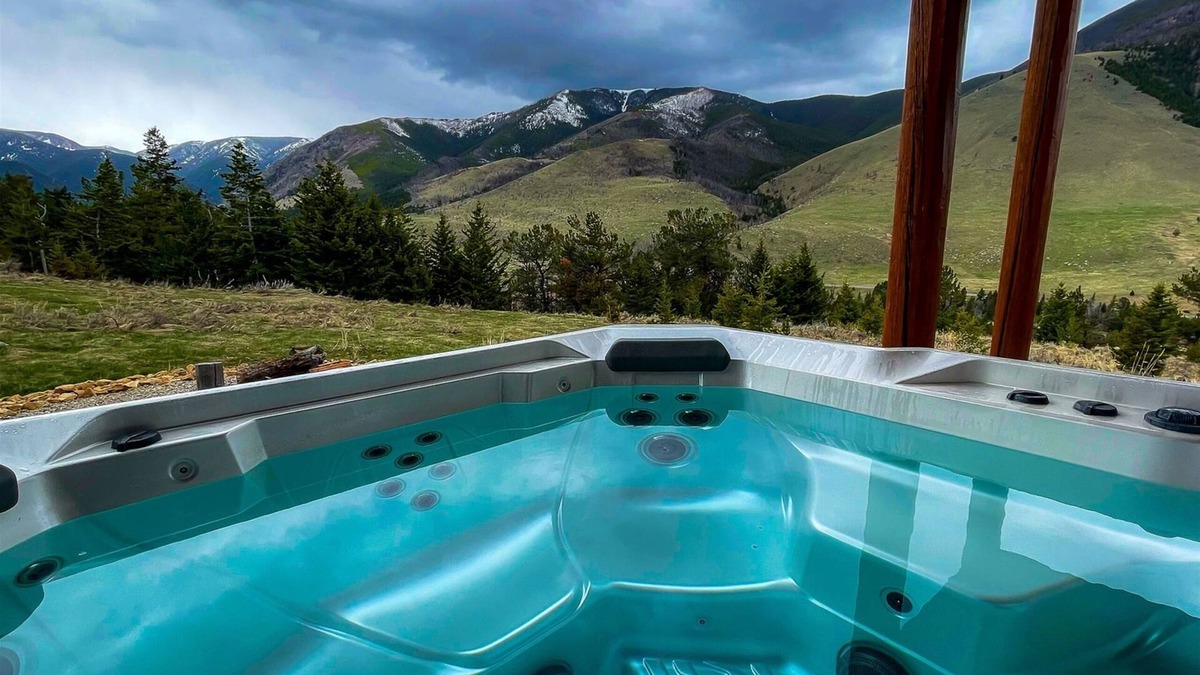 Red Lodge Cabin | Stunning Mountain views, offers Wi-Fi, hot tub, and is dog friendly - Last Resort