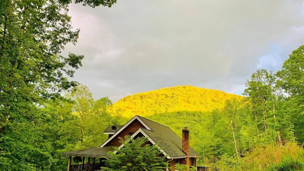 Elkton Cabin | Stunning Mountain Views, Hot Tub, Indoor and Outdoor Fireplace, and Game Room!