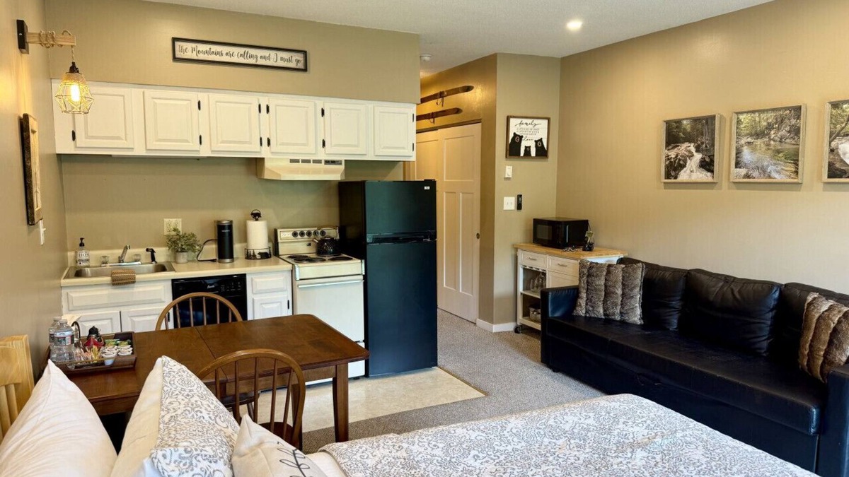 Lincoln Condo | Stunning Mountain Views! Cozy Studio Resort Condo