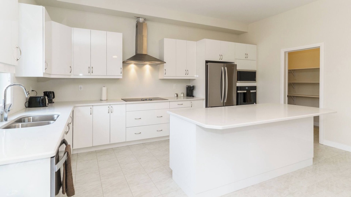 Severn House | Stunning New 4BR ~ WiFi ~ 4 Parking ~ Near Lake
