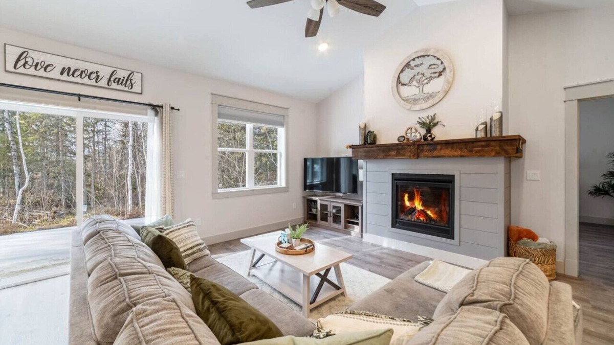 Hermantown House | Stunning New Build: Sleeps 10!