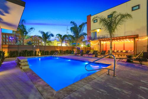 Mid-City House | Stunning New Construction Villa with Modern Design