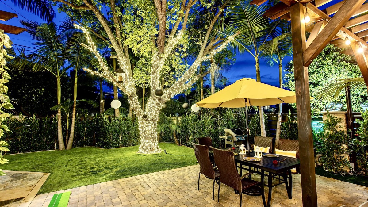 Hillcrest House | Stunning New Grand Villa! Amazing Amenities, Best Location Parking HutTub Tub AC
