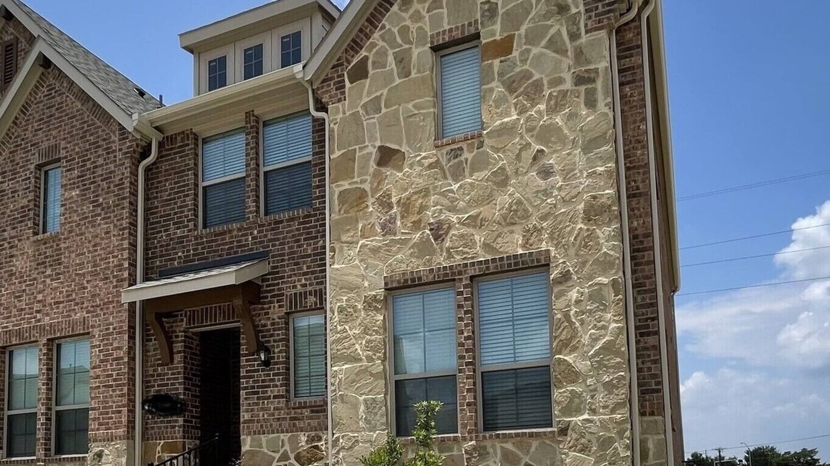 Mesquite House | Stunning new home that has it all! Great Location!