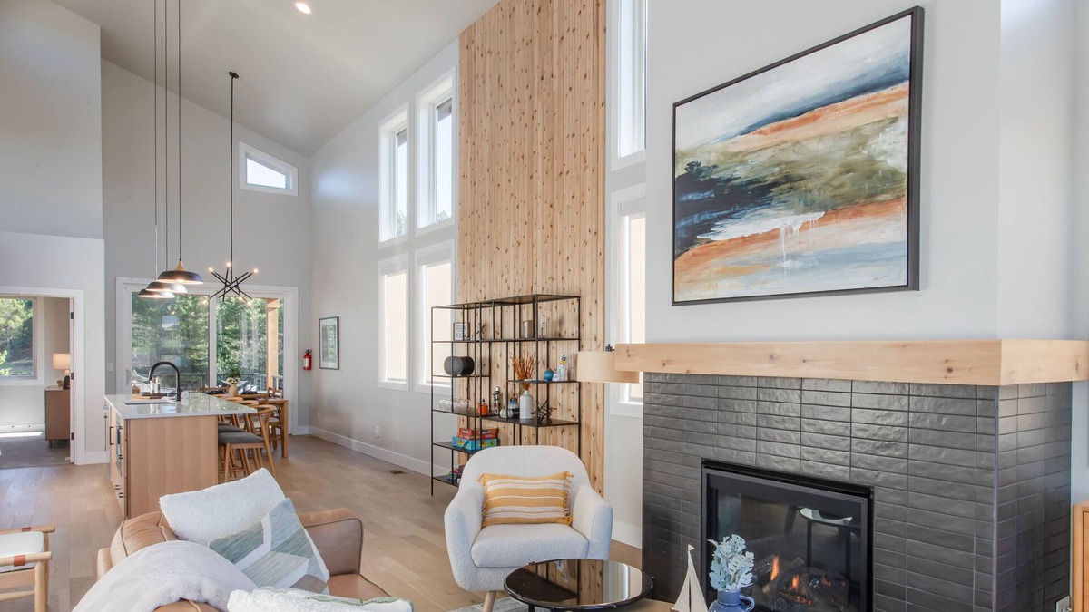 Nehalem House | Stunning new modern design, 5 min walk to town, dog friendly, no pet fees, EV Charger