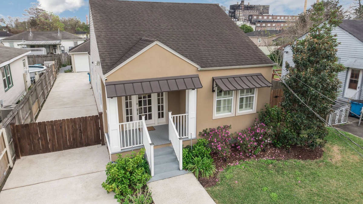 Arabi House | Stunning New Orleans Style Cottage Sleeps 6 with PRIVACY in SAFE Neighborhood