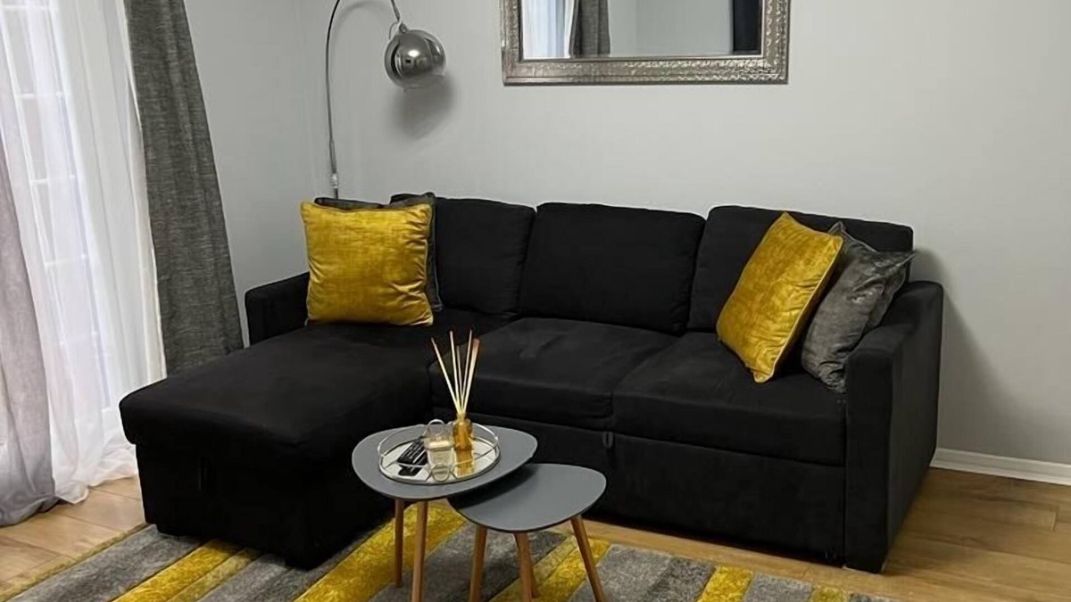 Custom House Apartment | Stunning Newly Decorated Flat with Own Entrance and Garden