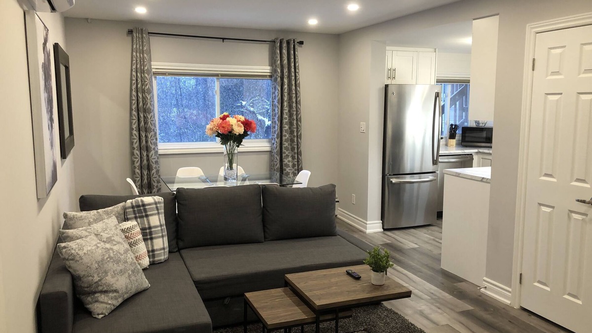 Welland Apartment | Stunning Niagara Warm,Cozy and Clean Suite Stay