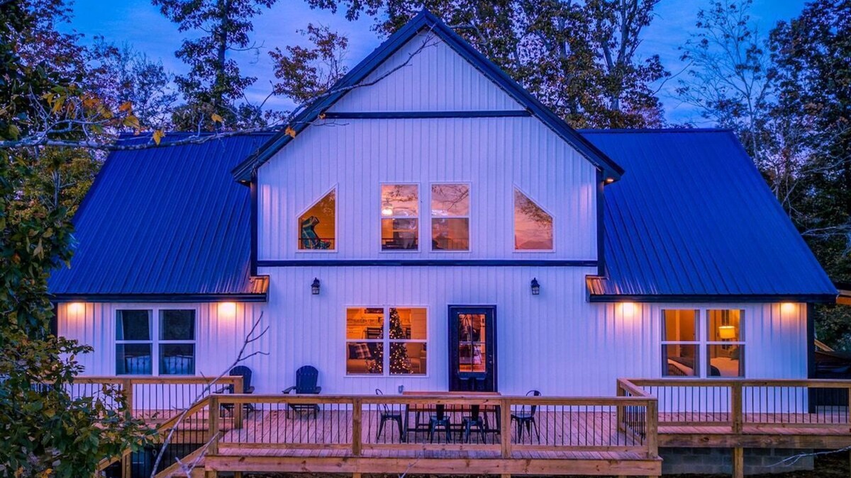Lindseyville House | Stunning Nolin Lake Luxury Cabin w/hot tub, fireplace, swingset, and more!