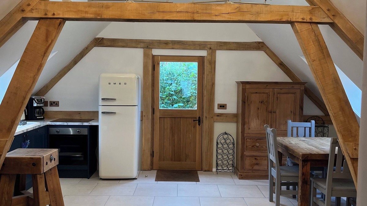 Clanfield Apartment | Stunning oak-framed Cotswold holiday home. Entire top floor.