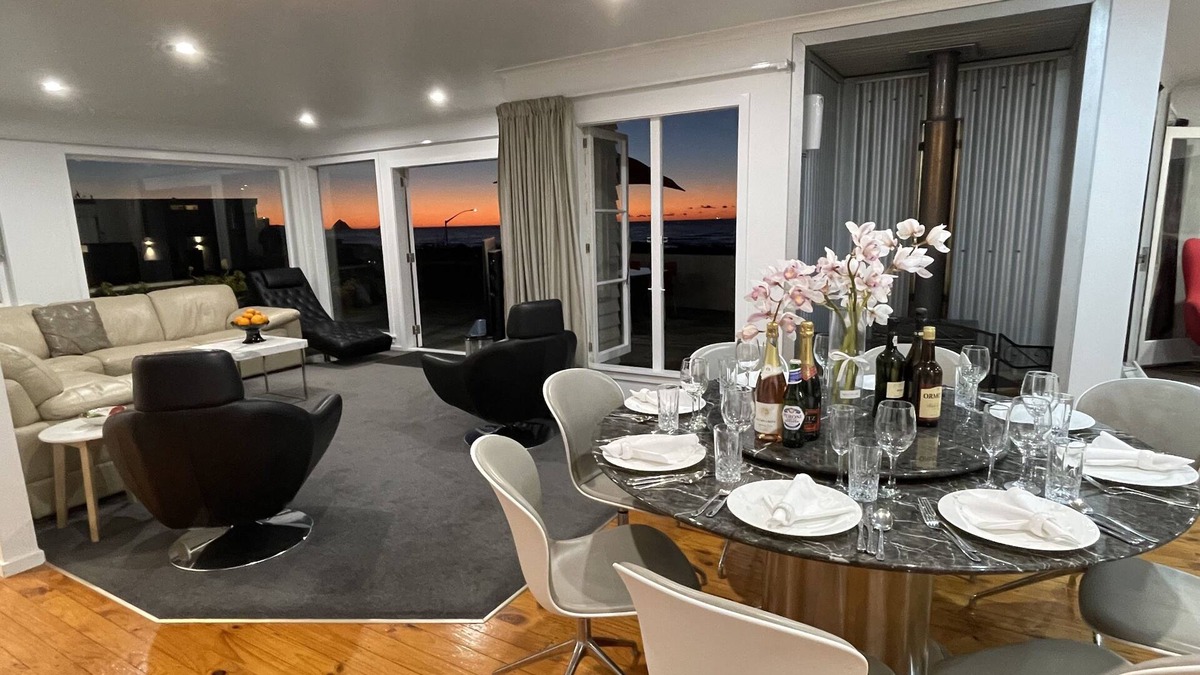 Rewa House | STUNNING OCEAN FRONT LUXURY BEACH HOUSE IN PRIME CBD LOCATION