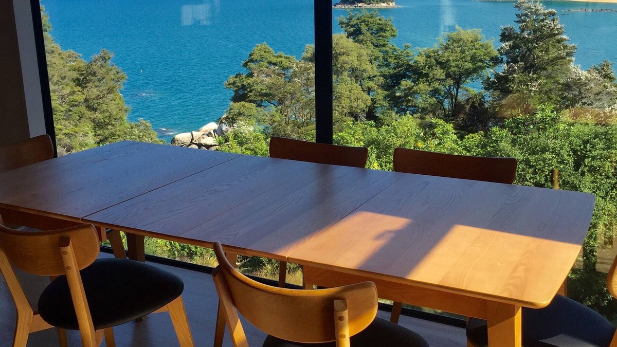 Ngaio Bay House | Stunning Ocean front beach house Split Apple Rock
