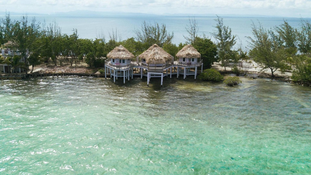 Thatch Caye Resort | Stunning Ocean Views Bungalow w/Private Walk-In Shower - A/C Included