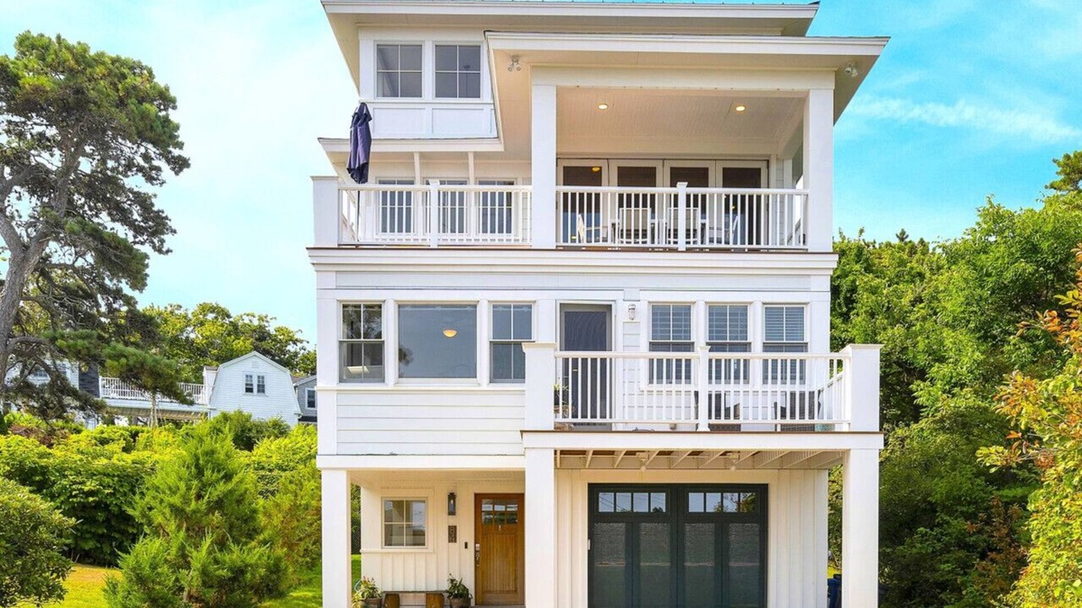 Cape Neddick House | STUNNING OCEAN VIEWS NEXT TO THE CLIFF HOUSE! New Listing, Premier Host!