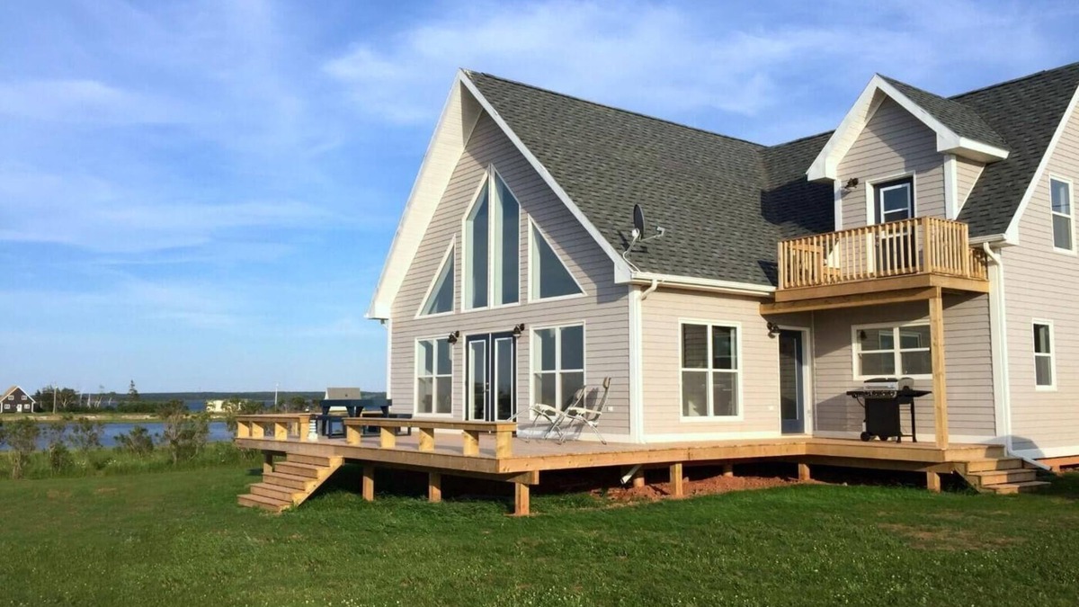 New London Cottage | Stunning oceanfront cottage