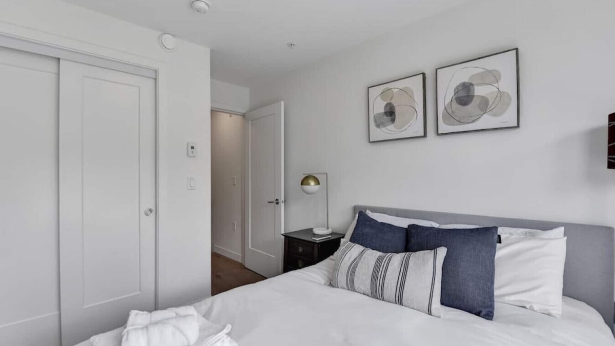 Lower Lonsdale Apartment | Stunning One Bedroom Lonsdale Quay Eco-Suite
