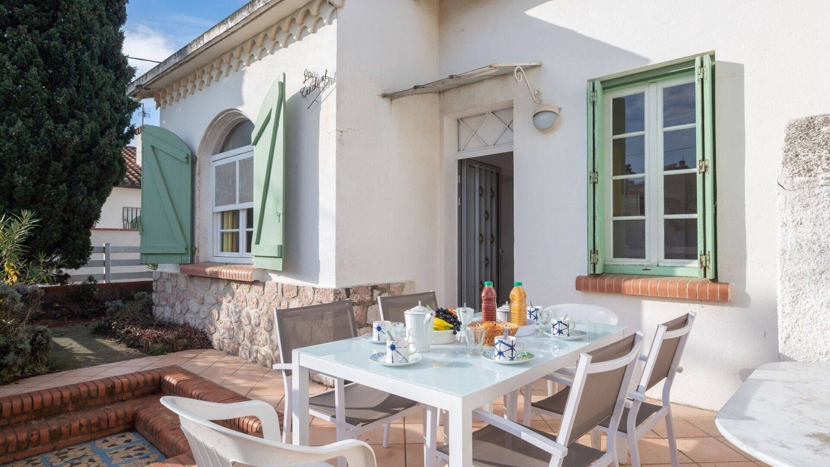 Le Grand Large House | Stunning private villa for 6 guests with WIFI, A/C, TV and pets allowed