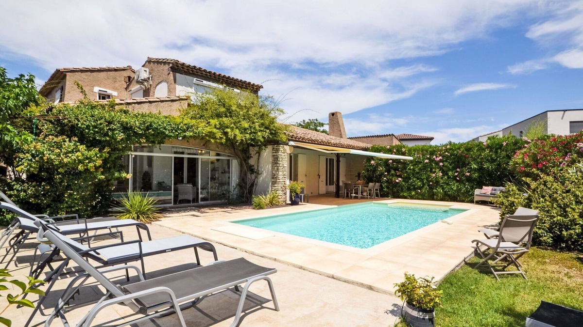 Morieres-les-Avignon Villa | Stunning private villa for 6 people with private pool, WIFI, A/C, TV and terrace