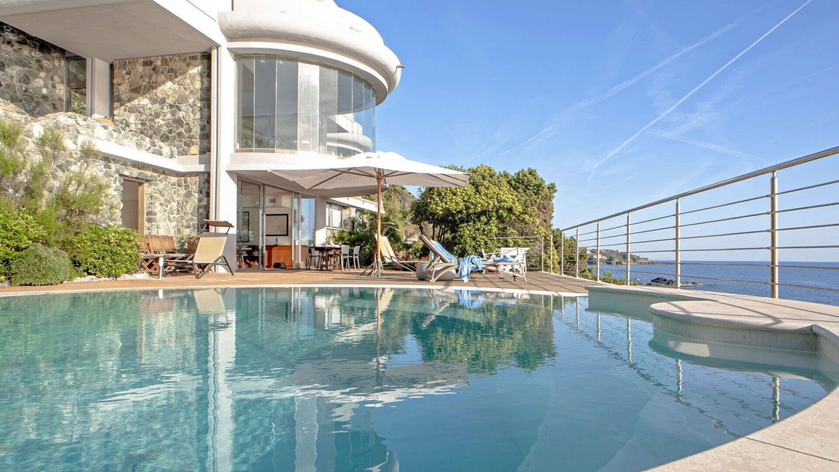 Rosignano Marittimo Villa | Stunning private villa with WIFI, private pool, A/C, TV, terrace, pets allowed and parking