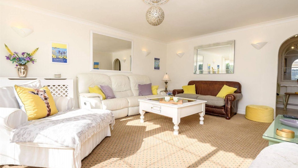 Liskeard House | Stunning pet friendly cottage with wifi and parking.
