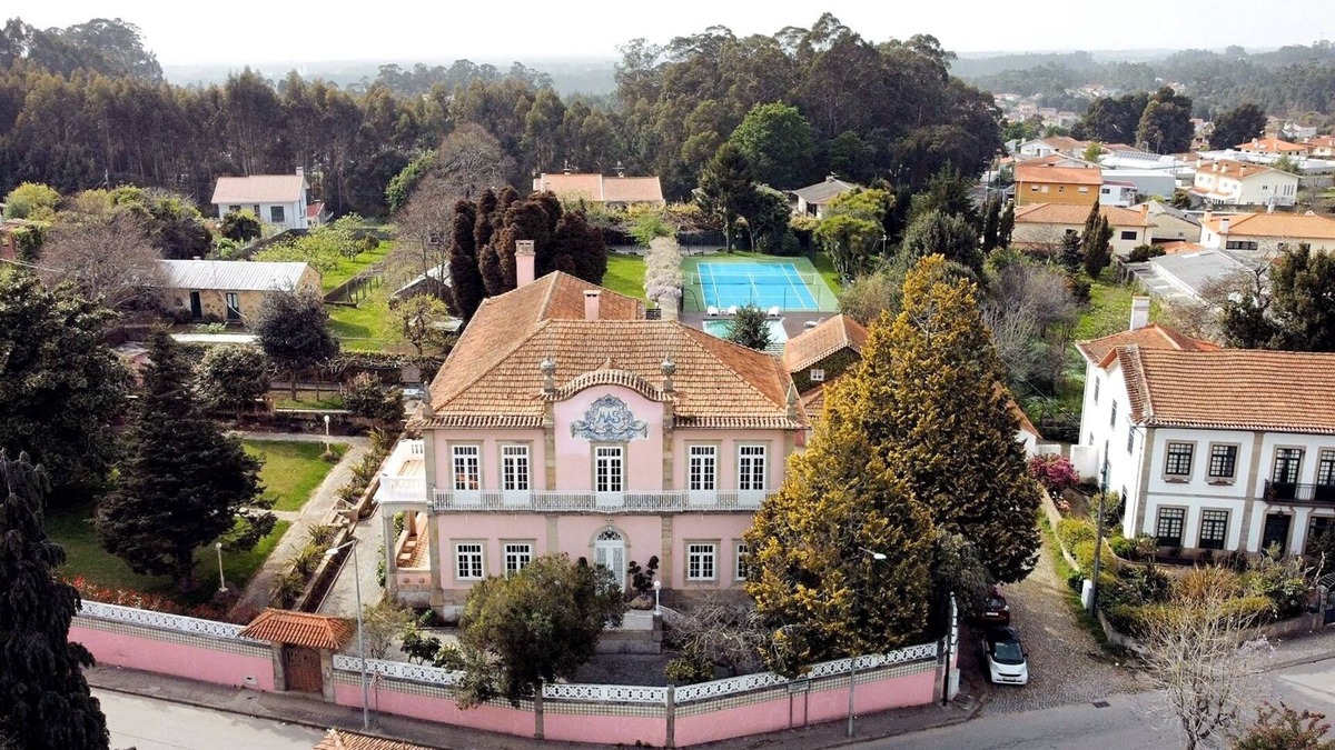 Vila de Cucujaes Villa | Stunning Pink Palace in Cucujães, Aveiro, Portugal