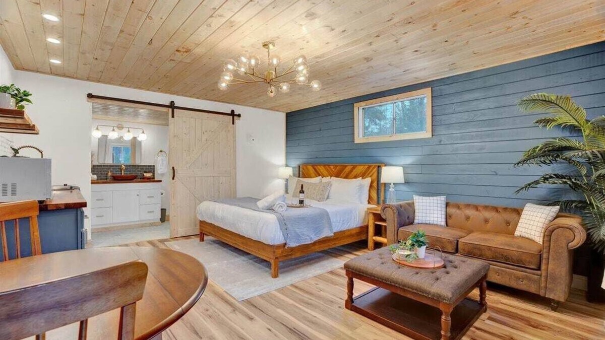 Canadensis Hotel | Stunning Pocono Modern | Firepits | Pickleball